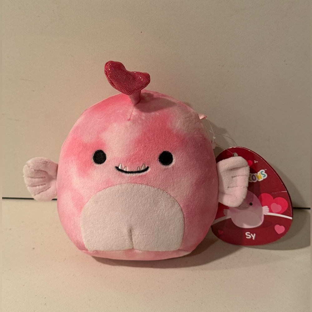 Squishmallows Sy The Valentine's Day Pink Angler Fish 5” plush NWT